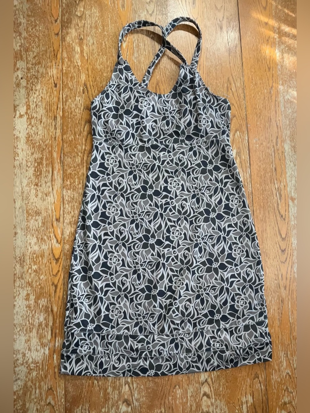 Merrell athletic dress featuring a classic cinch back Size Small Womans